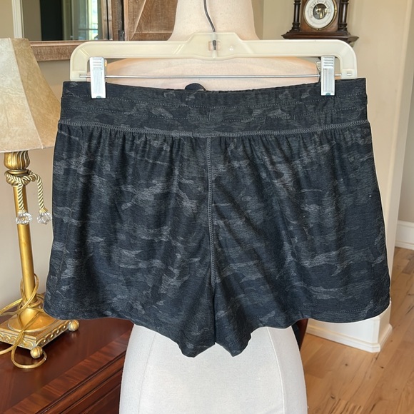Comfy Black Camo Knit Drawstring Shorts - Picture 5 of 6
